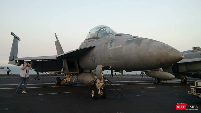 Chiêm ngưỡng tàu sân bay Mỹ USS Carl Vinson đang neo đậu ở Cảng Tiên Sa - ảnh 24