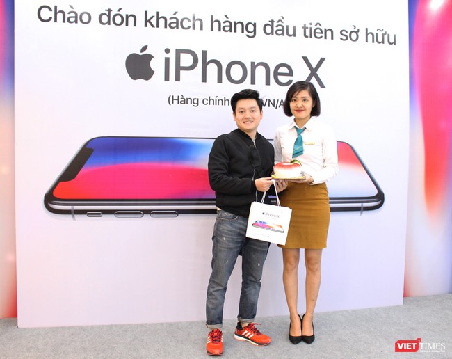 Ngày đầu mở bán iPhone X, nhiều người đội mưa tới nhận máy - ảnh 4