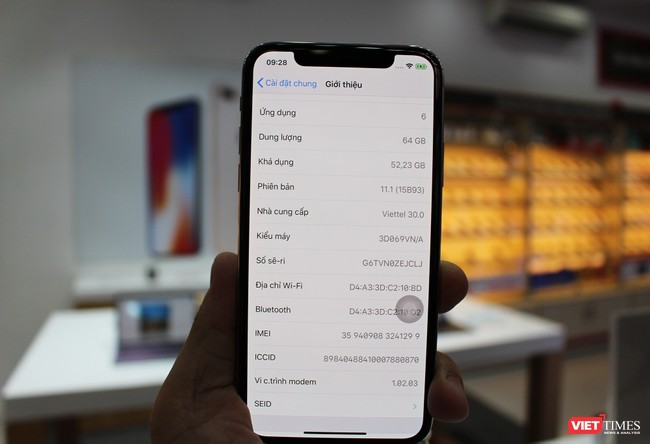 Ngày đầu mở bán iPhone X, nhiều người đội mưa tới nhận máy - ảnh 8