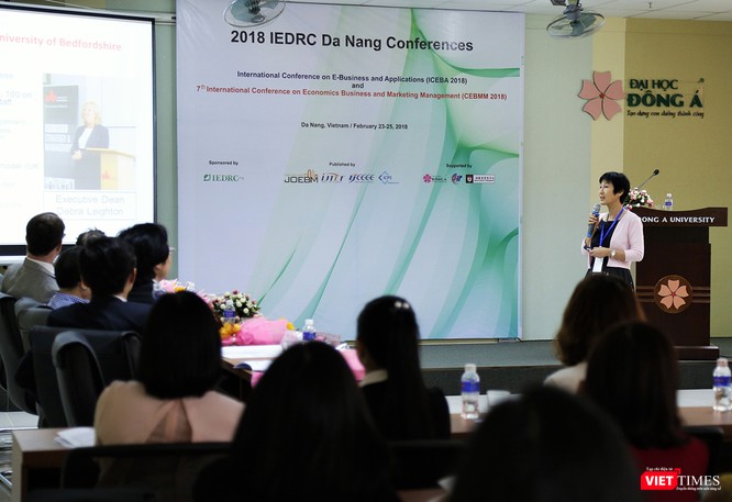 Tại Hội thảo, nghiên cứu “Ứng dụng E-Business trong kỷ nguyên Big Data và IoT: Cơ hội và thách thức”, GS. Yanqing Duan đến từ Đại học Bedfordshire-Vương quốc Anh đã thu hút sự quan tâm của các giới khi chia sẻ những quan điểm về lĩnh vực kinh doanh điện tử trong bối cảnh hiện nay