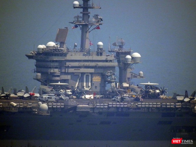 Những hình ảnh đầu tiên của tàu sân bay Mỹ Carl Vinson tại Đà Nẵng - ảnh 9