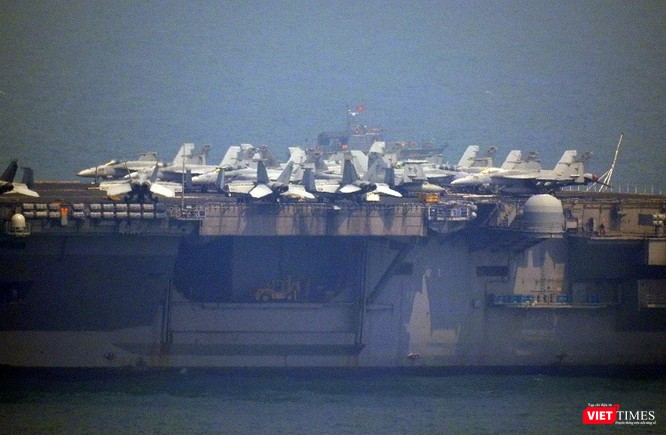 Những hình ảnh đầu tiên của tàu sân bay Mỹ Carl Vinson tại Đà Nẵng - ảnh 10