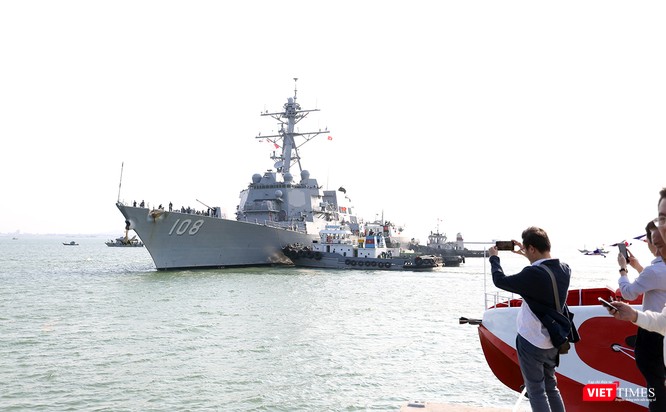 Ngắm “vệ sĩ” hộ tống siêu mẫu hạm USS Carl Vinson cập cảng Đà Nẵng - ảnh 1