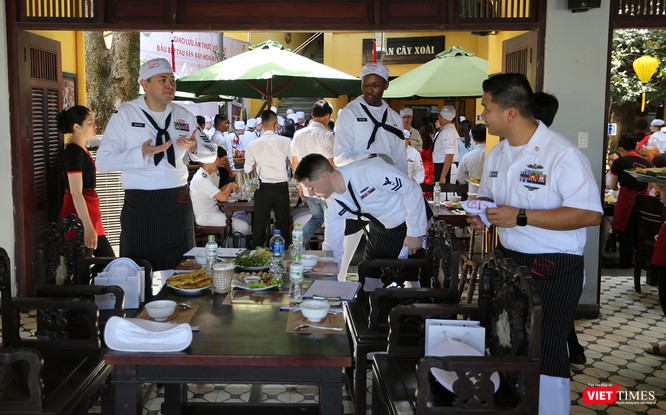 Thủy thủ tàu sân bay USS Carl Vinson mê... bánh xèo Việt Nam - ảnh 30