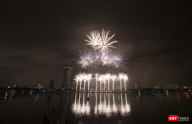 Pháo hoa Đà Nẵng 2018: Cận cảnh hàng vạn người nhún nhảy cùng đội Ba Lan bên “những cây cầu huyền thoại“ - ảnh 13