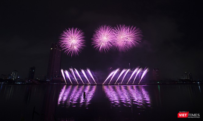 Pháo hoa Đà Nẵng 2018: Cận cảnh hàng vạn người nhún nhảy cùng đội Ba Lan bên “những cây cầu huyền thoại“ - ảnh 9