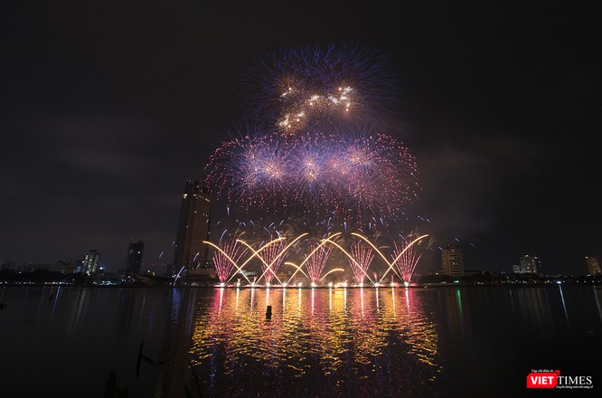 Pháo hoa Đà Nẵng 2018: Cận cảnh hàng vạn người nhún nhảy cùng đội Ba Lan bên “những cây cầu huyền thoại“ - ảnh 35