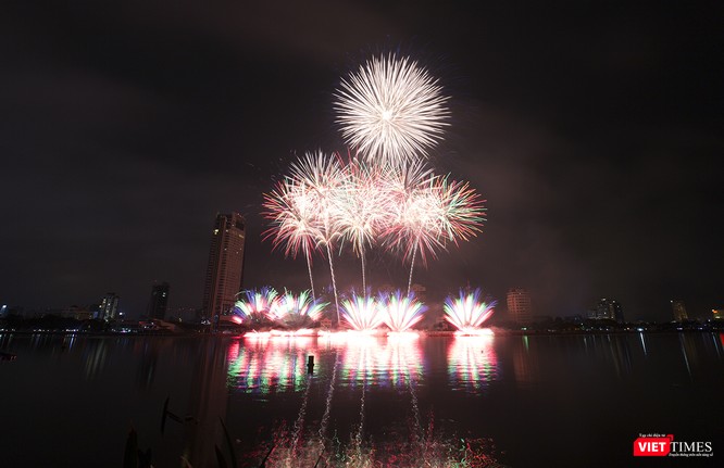 Pháo hoa Đà Nẵng 2018: Cận cảnh hàng vạn người nhún nhảy cùng đội Ba Lan bên “những cây cầu huyền thoại“ - ảnh 36