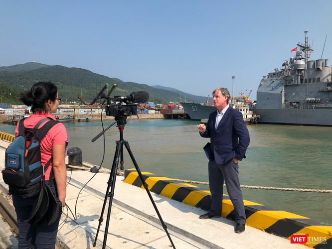 Chiêm ngưỡng tàu sân bay Mỹ USS Carl Vinson đang neo đậu ở Cảng Tiên Sa - ảnh 9