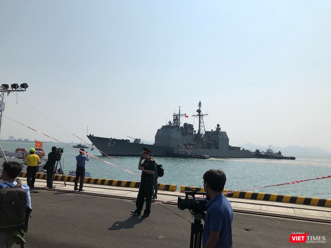 Chiêm ngưỡng tàu sân bay Mỹ USS Carl Vinson đang neo đậu ở Cảng Tiên Sa - ảnh 8