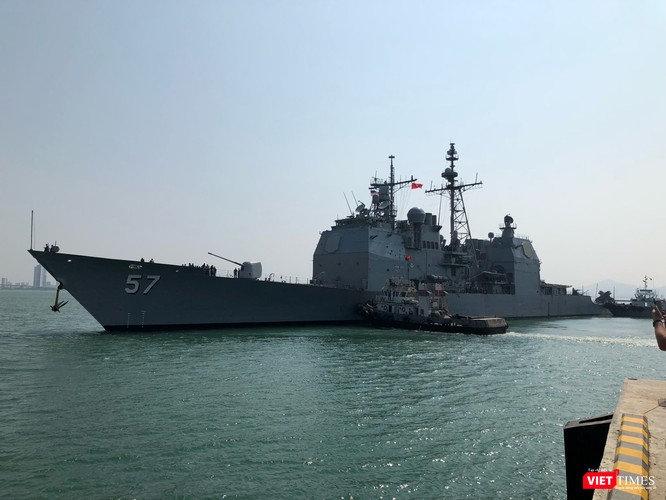 Chiêm ngưỡng tàu sân bay Mỹ USS Carl Vinson đang neo đậu ở Cảng Tiên Sa - ảnh 7