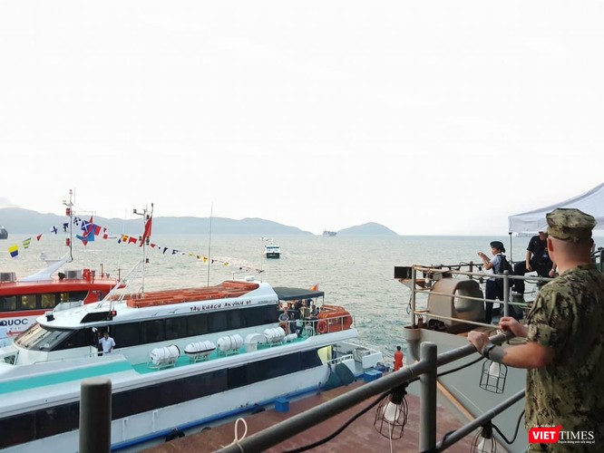 Chiêm ngưỡng tàu sân bay Mỹ USS Carl Vinson đang neo đậu ở Cảng Tiên Sa - ảnh 15