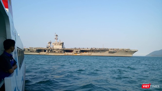 Chiêm ngưỡng tàu sân bay Mỹ USS Carl Vinson đang neo đậu ở Cảng Tiên Sa - ảnh 13