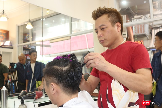 Cắt t&oacute;c giống Donald Trump - Kim Jong Un gi&aacute; 0 đồng giữa l&ograve;ng H&agrave; Nội - ảnh 2