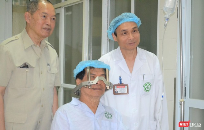GS.TS. Mai Trọng Khoa theo dõi việc điều trị cho bệnh nhân ung thư
