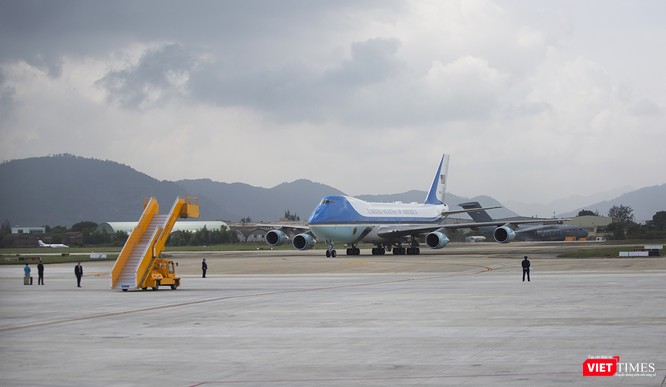Chiếc chuyên cơ Air Force One của Tổng thống Mỹ di chuyển vào sân đỗ không giống ai