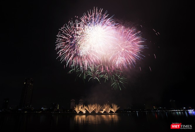 Pháo hoa Đà Nẵng 2018: Mãn nhãn “Bức họa Huyền thoại của những cây cầu” - ảnh 12
