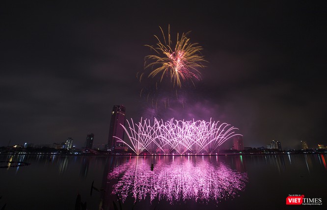 Pháo hoa Đà Nẵng 2018: Cận cảnh hàng vạn người nhún nhảy cùng đội Ba Lan bên “những cây cầu huyền thoại“ - ảnh 11