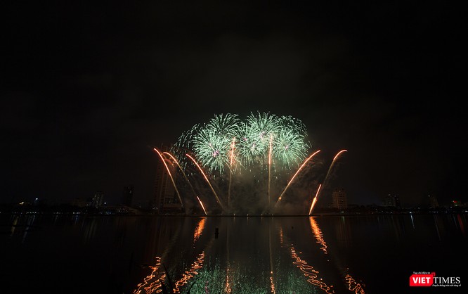 Pháo hoa Đà Nẵng 2018: Cận cảnh hàng vạn người nhún nhảy cùng đội Ba Lan bên “những cây cầu huyền thoại“ - ảnh 16