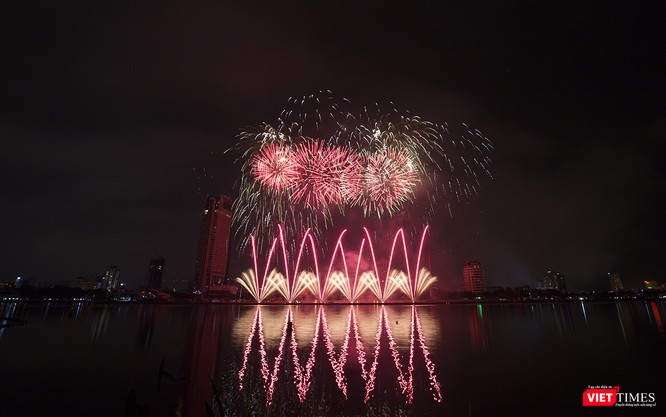 Pháo hoa Đà Nẵng 2018: Cận cảnh hàng vạn người nhún nhảy cùng đội Ba Lan bên “những cây cầu huyền thoại“ - ảnh 17