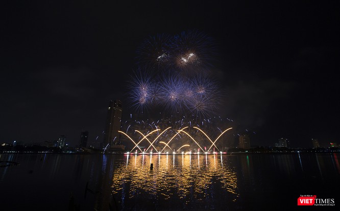 Pháo hoa Đà Nẵng 2018: Cận cảnh hàng vạn người nhún nhảy cùng đội Ba Lan bên “những cây cầu huyền thoại“ - ảnh 19