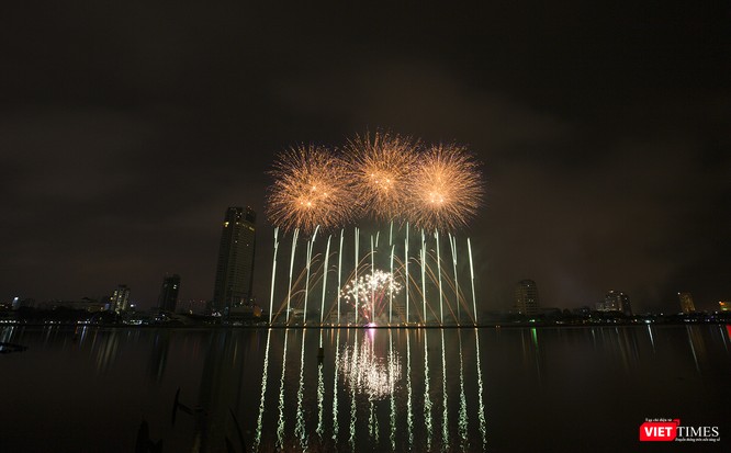 Pháo hoa Đà Nẵng 2018: Cận cảnh hàng vạn người nhún nhảy cùng đội Ba Lan bên “những cây cầu huyền thoại“ - ảnh 23