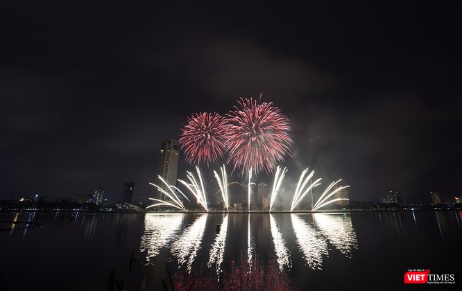 Pháo hoa Đà Nẵng 2018: Cận cảnh hàng vạn người nhún nhảy cùng đội Ba Lan bên “những cây cầu huyền thoại“ - ảnh 24