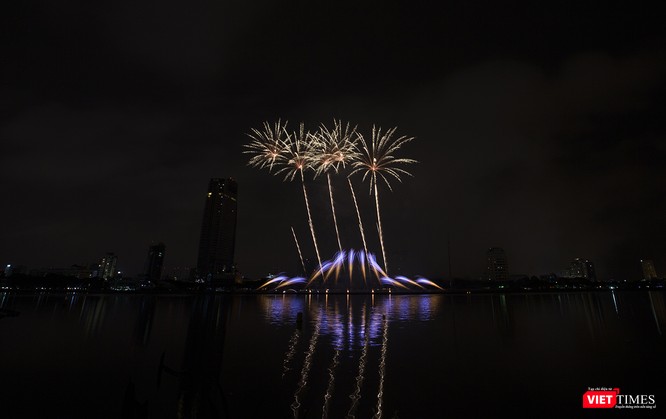 Pháo hoa Đà Nẵng 2018: Cận cảnh hàng vạn người nhún nhảy cùng đội Ba Lan bên “những cây cầu huyền thoại“ - ảnh 20