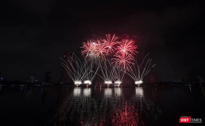 Pháo hoa Đà Nẵng 2018: Cận cảnh hàng vạn người nhún nhảy cùng đội Ba Lan bên “những cây cầu huyền thoại“ - ảnh 21