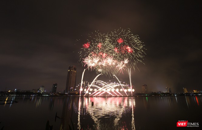 Pháo hoa Đà Nẵng 2018: Cận cảnh hàng vạn người nhún nhảy cùng đội Ba Lan bên “những cây cầu huyền thoại“ - ảnh 25