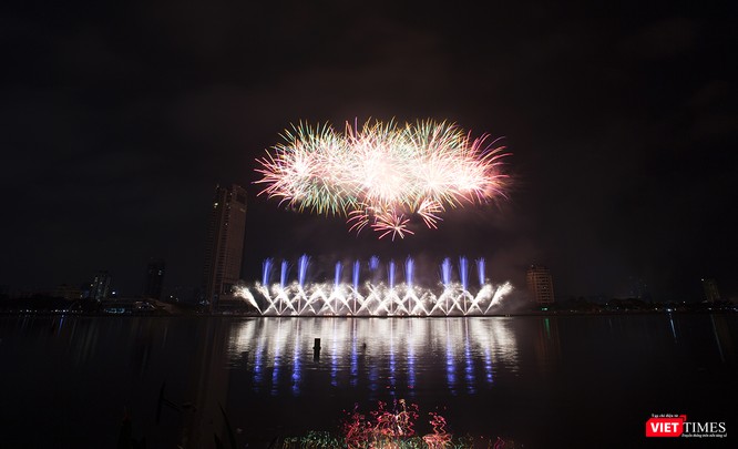 Pháo hoa Đà Nẵng 2018: Cận cảnh hàng vạn người nhún nhảy cùng đội Ba Lan bên “những cây cầu huyền thoại“ - ảnh 26