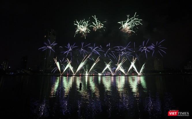 Pháo hoa Đà Nẵng 2018: Cận cảnh hàng vạn người nhún nhảy cùng đội Ba Lan bên “những cây cầu huyền thoại“ - ảnh 30