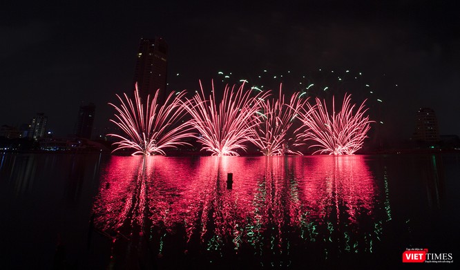 Pháo hoa Đà Nẵng 2018: Cận cảnh hàng vạn người nhún nhảy cùng đội Ba Lan bên “những cây cầu huyền thoại“ - ảnh 3