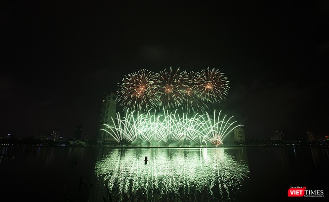 Pháo hoa Đà Nẵng 2018: Cận cảnh hàng vạn người nhún nhảy cùng đội Ba Lan bên “những cây cầu huyền thoại“ - ảnh 7