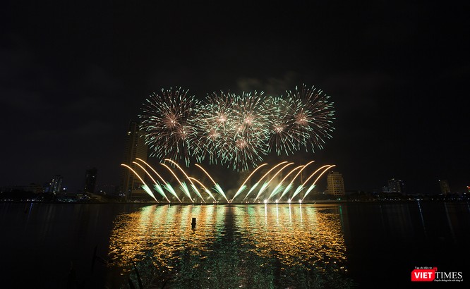 Pháo hoa Đà Nẵng 2018: Cận cảnh hàng vạn người nhún nhảy cùng đội Ba Lan bên “những cây cầu huyền thoại“ - ảnh 4