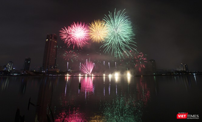 Pháo hoa Đà Nẵng 2018: Cận cảnh hàng vạn người nhún nhảy cùng đội Ba Lan bên “những cây cầu huyền thoại“ - ảnh 33