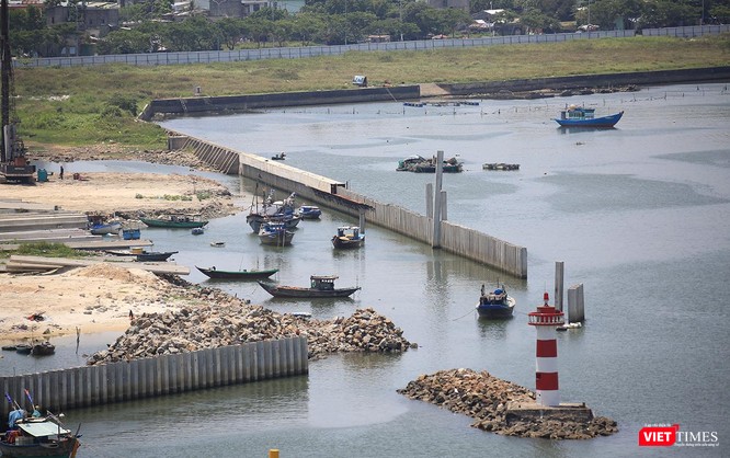 Hệ đống đê kè đá hộc ngăn sóng và cột hải đăng trên sông Hàn bị cắt cụt nhường chỗ cho dự án