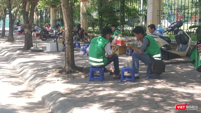 Người Hà Nội vật vã dưới cái nắng gay gắt đầu mùa - ảnh 2