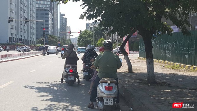 Người Hà Nội vật vã dưới cái nắng gay gắt đầu mùa - ảnh 3