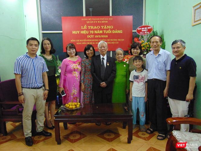 Trao huy hiệu 70 năm tuổi Đảng cho vợ chồng Đảng viên Nguyễn Đình Hương - ảnh 1