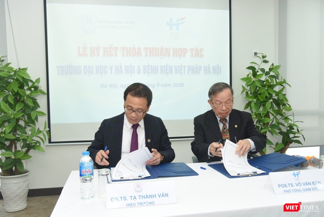 GS. TS. Tạ Thành Văn – Hiệu trưởng Trường Đại học Y Hà Nội và PGS. TS. Võ Văn Bản – Phó Tổng Giám đốc Bệnh viện Việt Pháp Hà Nội ký kết thỏa thuận hợp tác toàn diện giữa Trường và Viện