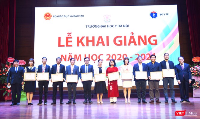 Khai giảng năm học mới, Trường Đại học Y Hà Nội kêu gọi thầy và trò ủng hộ đồng bào miền Trung ảnh 6