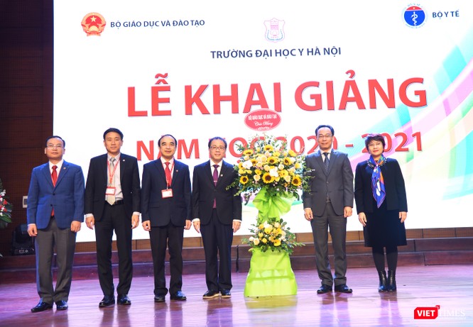 Khai giảng năm học mới, Trường Đại học Y Hà Nội kêu gọi thầy và trò ủng hộ đồng bào miền Trung ảnh 2
