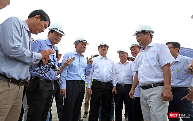 Bí thư Thành ủy Đà Nẵng Trương Quang Nghĩa và Chủ tịch TP Đà Nẵng Huỳnh Đức Thơ động viên các đơn vị thi công công trình Hầm chui nút giao thông Điện Biên Phủ phục vụ APEC và yêu cầu thi công về đích đúng mốc thời gian đặt ra