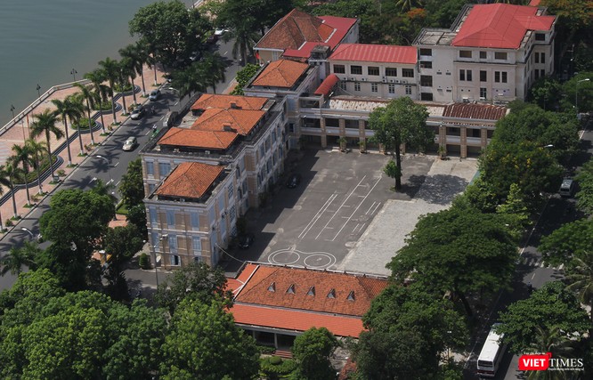 Chánh Văn phòng HĐND TP Đà Nẵng. Ông Đoàn Xuân Hiếu vi phạm, khuyết điểm trong việc tham mưu, đề xuất Thường trực Thành ủy thống nhất chủ trương cho chỉ định thầu đối với công trình Hội trường HĐND TP, vi phạm Luật Đấu thầu 2013.