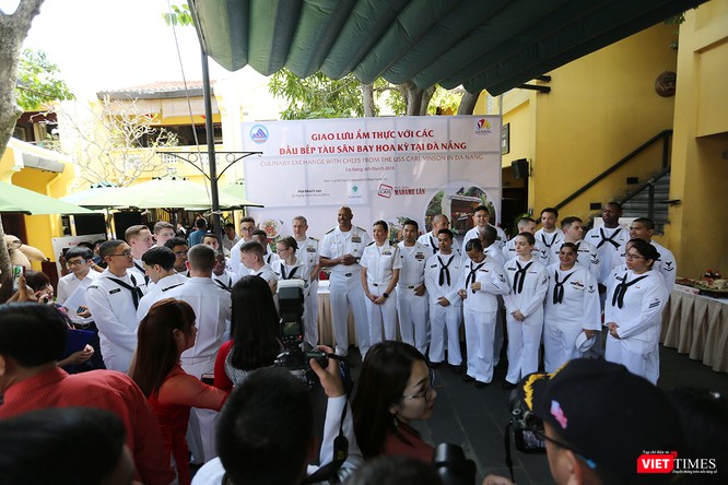 Thủy thủ tàu sân bay USS Carl Vinson mê... bánh xèo Việt Nam ảnh 11