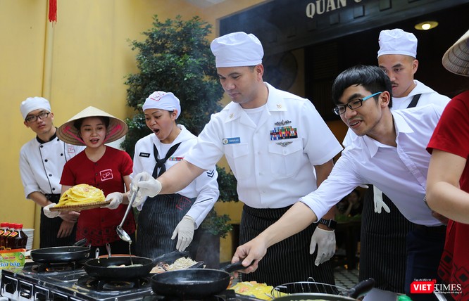 Thủy thủ tàu sân bay USS Carl Vinson mê... bánh xèo Việt Nam ảnh 14