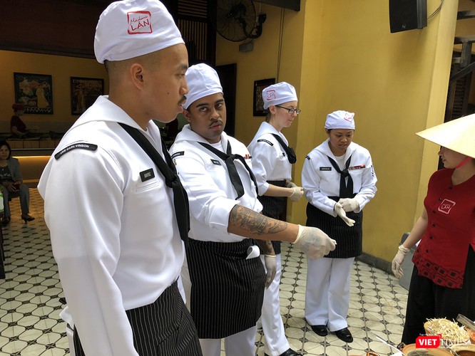 Thủy thủ tàu sân bay USS Carl Vinson mê... bánh xèo Việt Nam ảnh 15