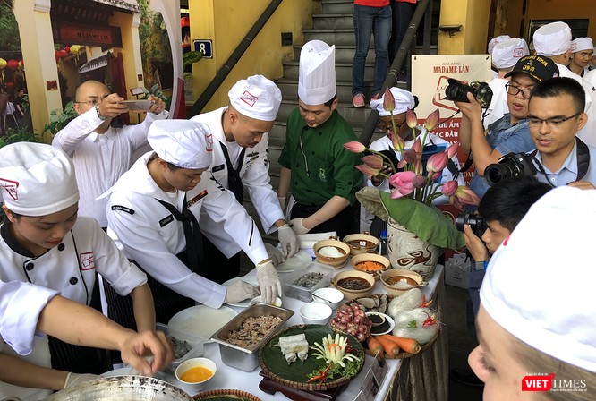 Thủy thủ tàu sân bay USS Carl Vinson mê... bánh xèo Việt Nam ảnh 18