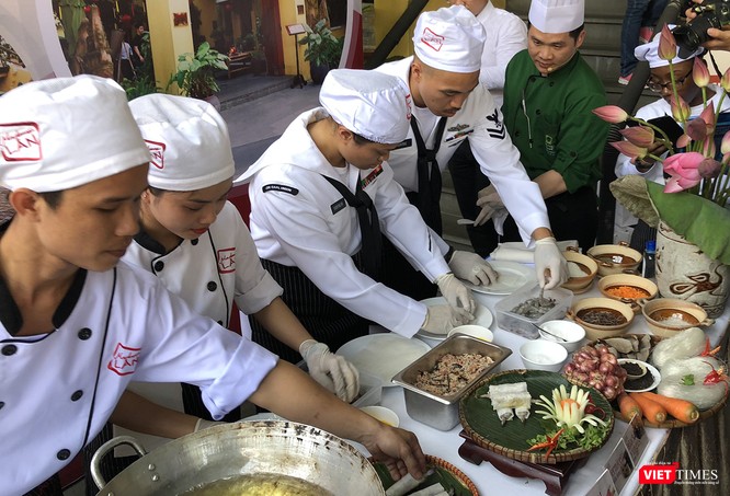 Thủy thủ tàu sân bay USS Carl Vinson mê... bánh xèo Việt Nam ảnh 19